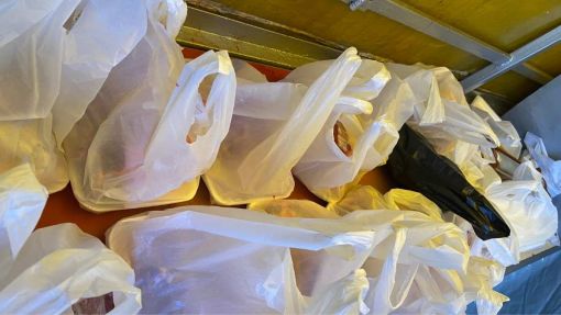 adak kurban et poşetleme Adak kurban kesimi sonrası paketlenen etlerin mobil araçta hazırlanması